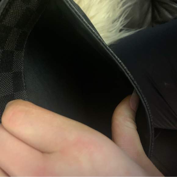 Very lightly used Louis Vuitton men’s cross body messenger bag! Mint condition - Picture 4 of 5